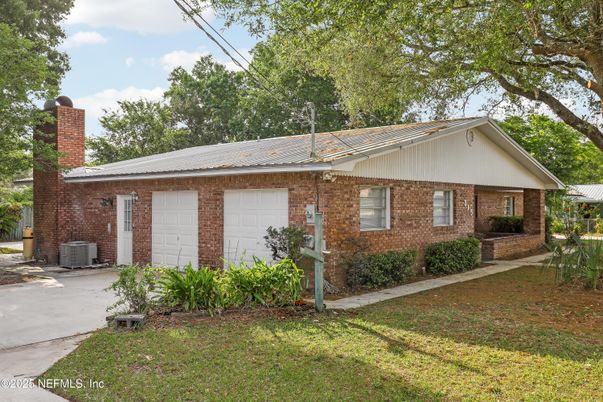 Exterior, Facade, Brick Facade, Ranch