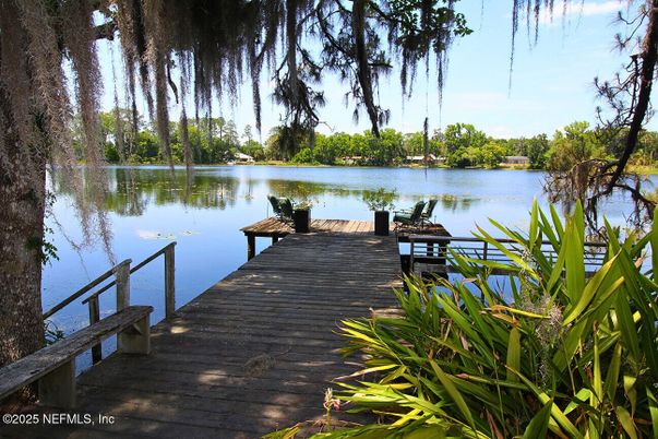 Exterior, Lake