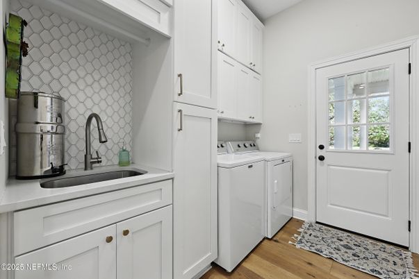 Interior, Washer, Wood Texture Flooring