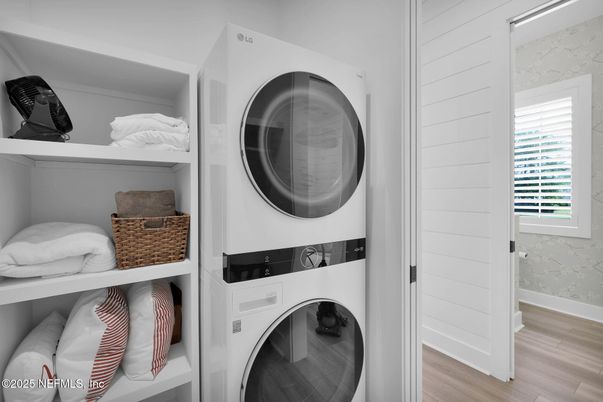 Interior, Utility Closets, Washer, Wood Texture Flooring