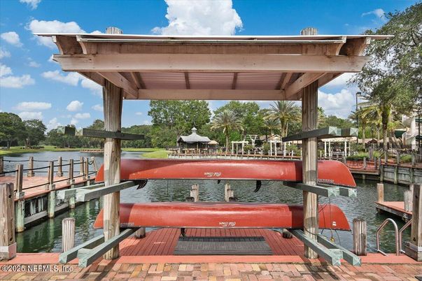 Exterior, Lake