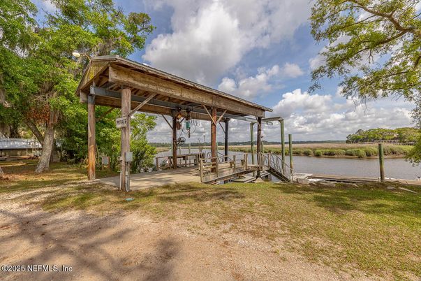 Exterior, Lake