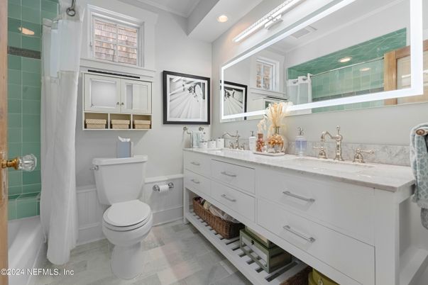 Bathroom, Dual Sink Vanities, Interior, Recessed Lighting