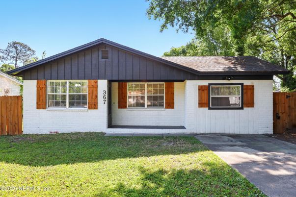 Exterior, Facade, Ranch