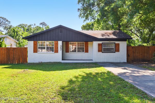 Backyard, Exterior, Facade, Ranch
