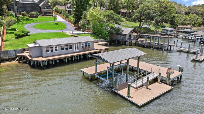 Exterior, Lake