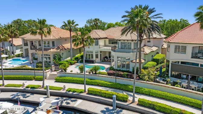 Exterior, Facade, Pool, Mediterranean