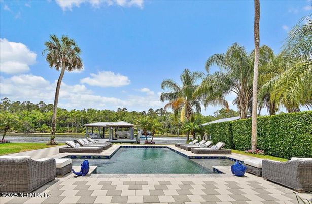 Exterior, Pool
