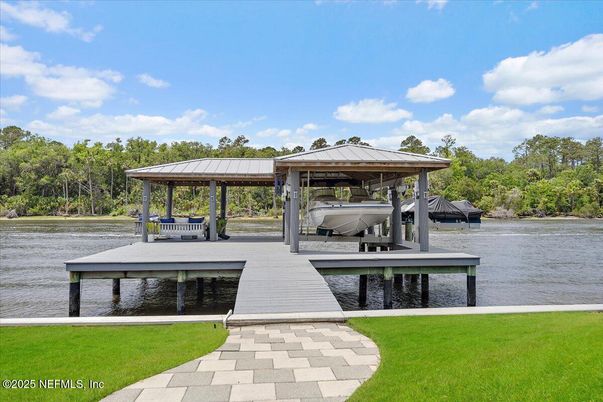 Exterior, Lake