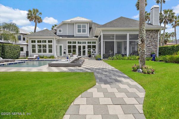 Exterior, Facade, Pool, Ranch