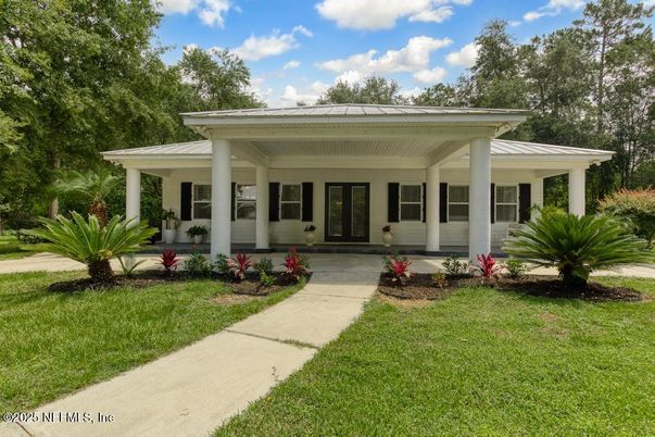 Exterior, Facade, Ranch