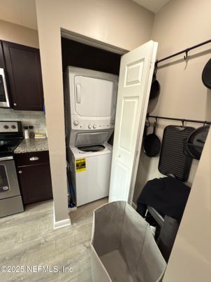 Interior, Utility Closets, Washer, Wood Texture Flooring
