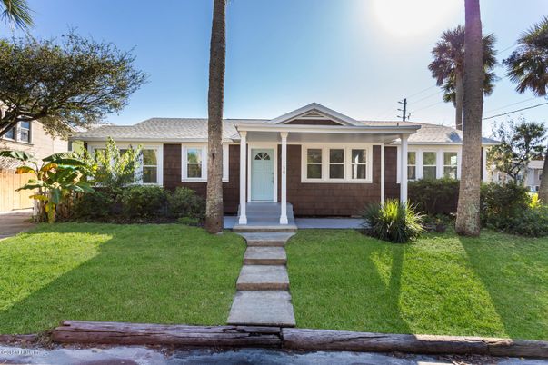 Exterior, Facade, Ranch