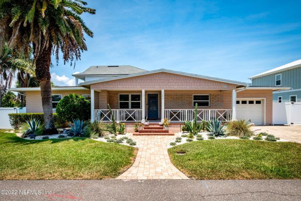Attached, Exterior, Facade, Ranch
