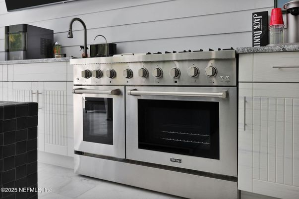 Exterior, Stainless Steel Appliances
