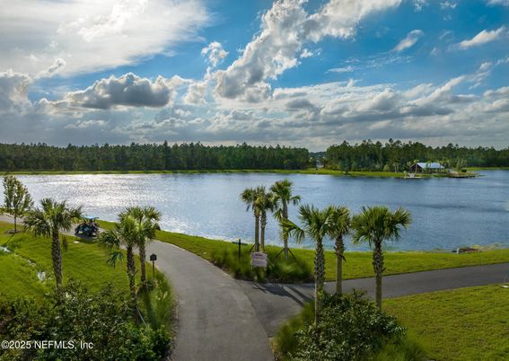 Exterior, Lake