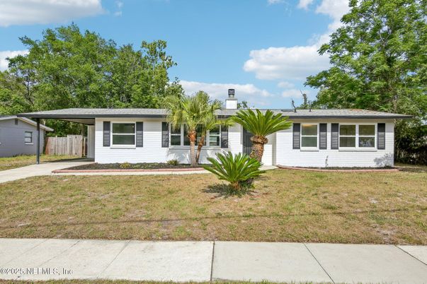 Exterior, Facade, Ranch