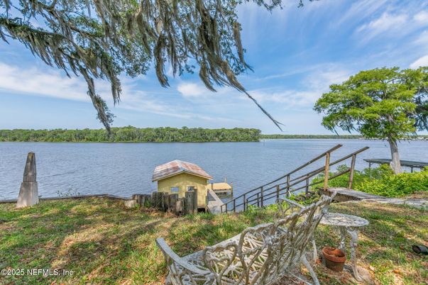 Exterior, Lake