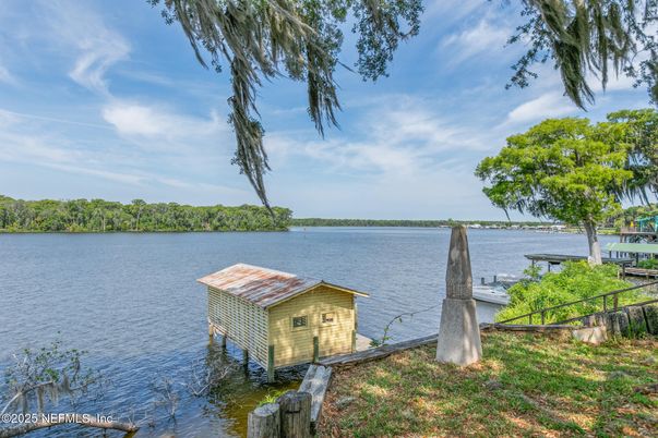 Exterior, Lake