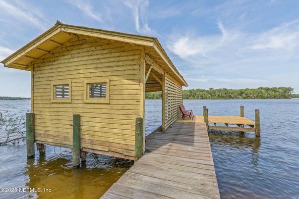 Exterior, Lake