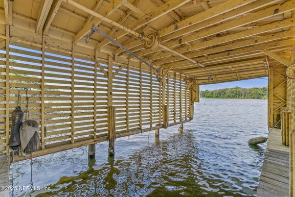 Exterior, Lake