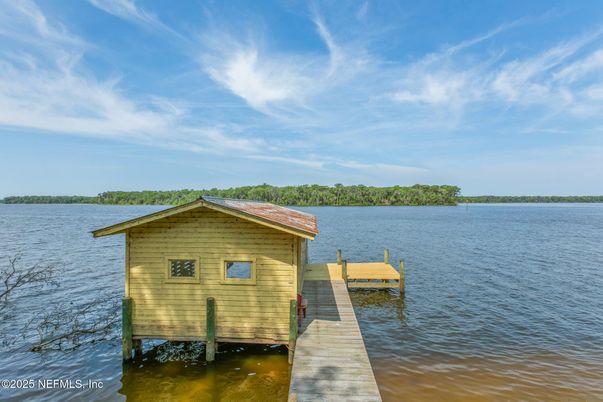 Exterior, Lake