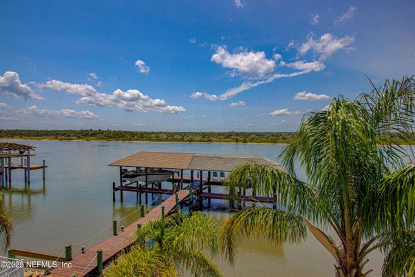 Exterior, Lake