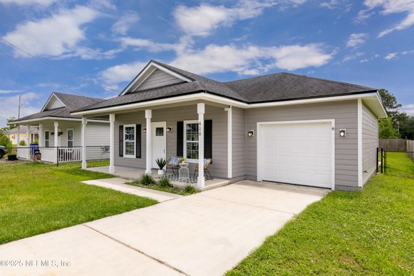 Attached, Exterior, Facade, Ranch