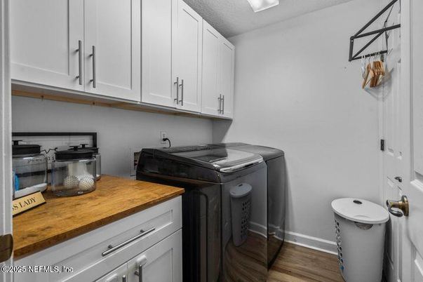 Interior, Washer, Wood Texture Flooring