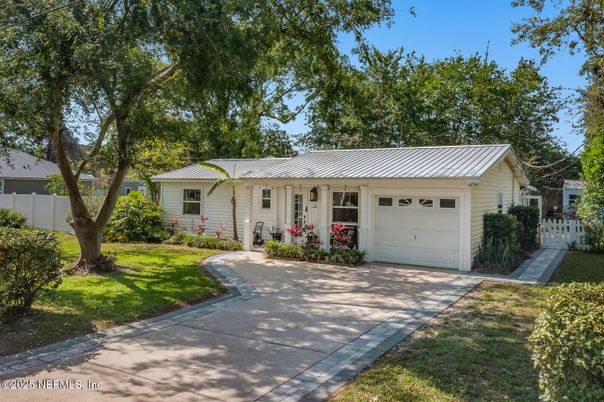 Attached, Exterior, Facade, Ranch