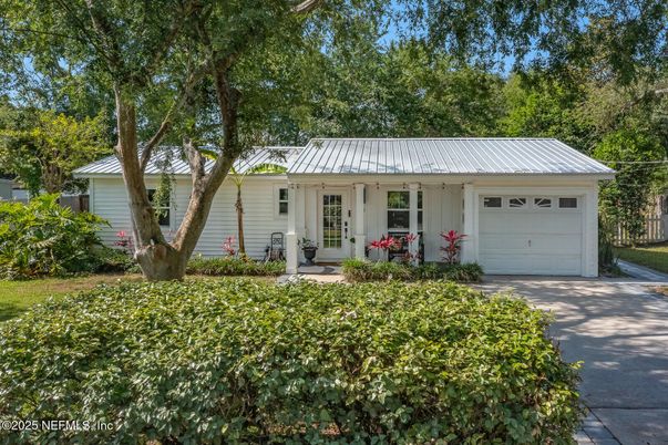 Attached, Exterior, Facade, Ranch
