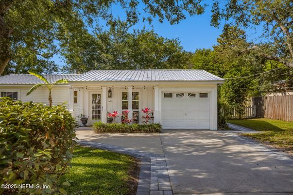 Attached, Exterior, Facade, Ranch