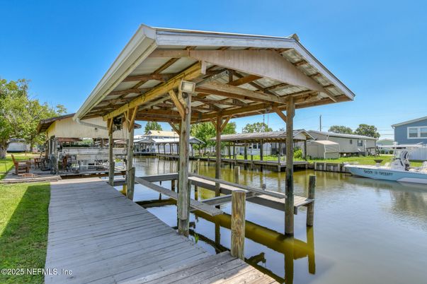 Exterior, Lake
