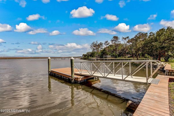 Exterior, Lake