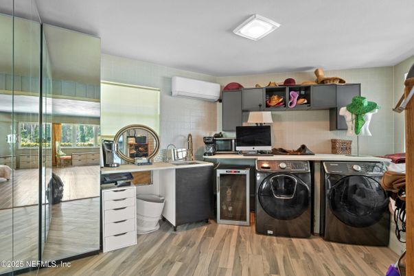 Interior, Washer, Wood Texture Flooring