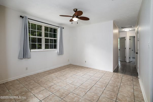 Empty room, Interior