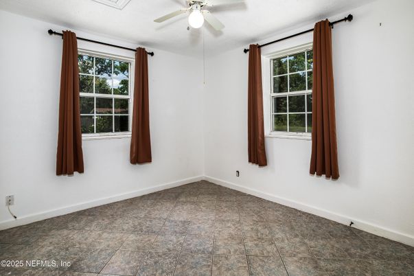 Empty room, Interior