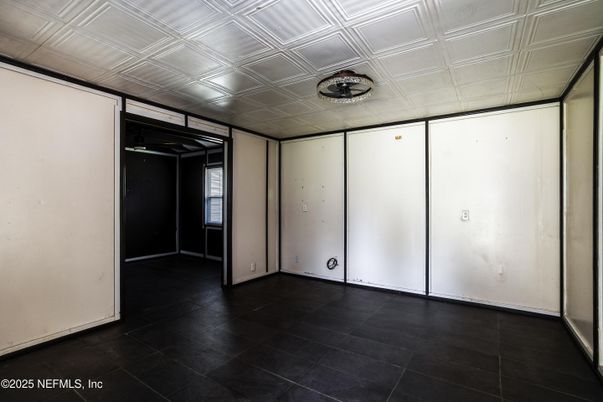 Empty room, Interior