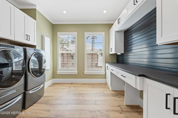 Interior, Recessed Lighting, Washer, Wood Texture Flooring