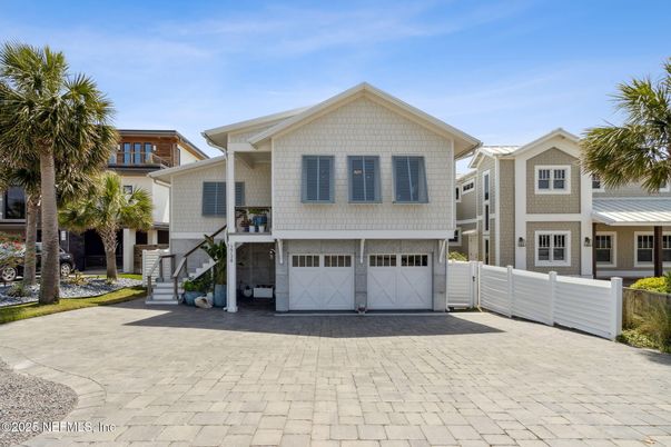 Attached, Exterior, Facade, American Craftsman