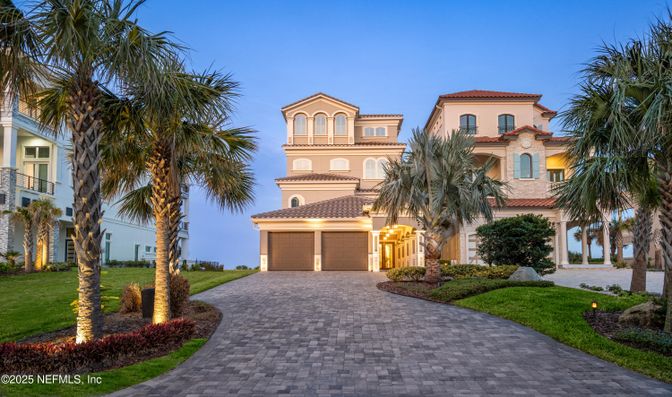 Attached, Exterior, Facade, Mediterranean