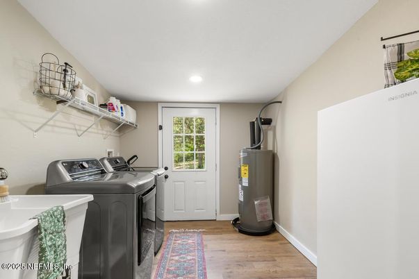 Interior, Recessed Lighting, Washer, Wood Texture Flooring