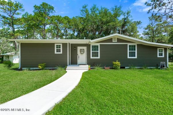 Exterior, Facade, Ranch