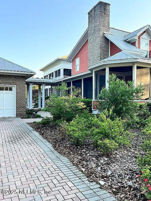 Attached, Exterior, Facade, Brick Facade, Queen Anne Victorian