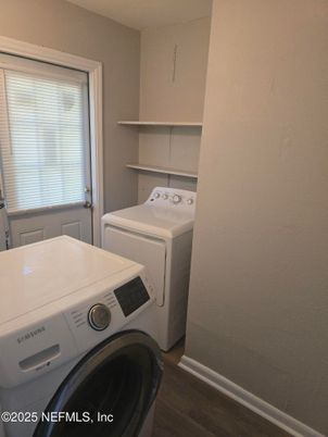 Interior, Washer, Wood Texture Flooring