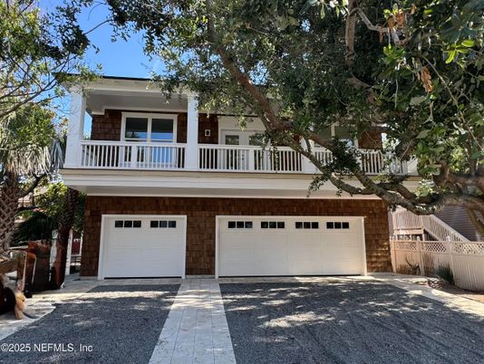 Attached, Exterior, Facade, American Craftsman
