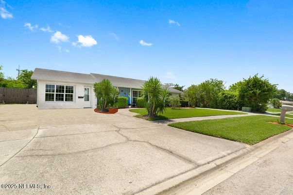 Backyard, Exterior, Facade, Ranch