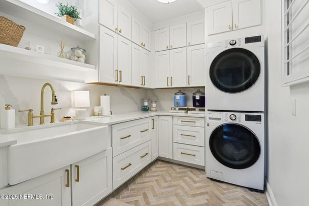 Interior, Washer, Wood Texture Flooring