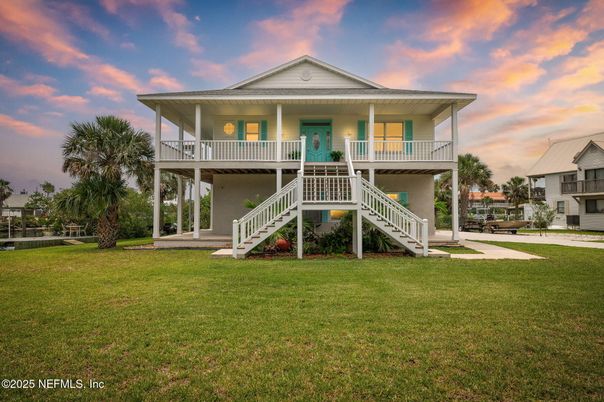 Backyard, Exterior, Facade, Raised Ranch