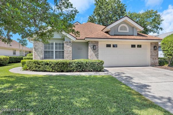 Attached, Exterior, Facade, Ranch
